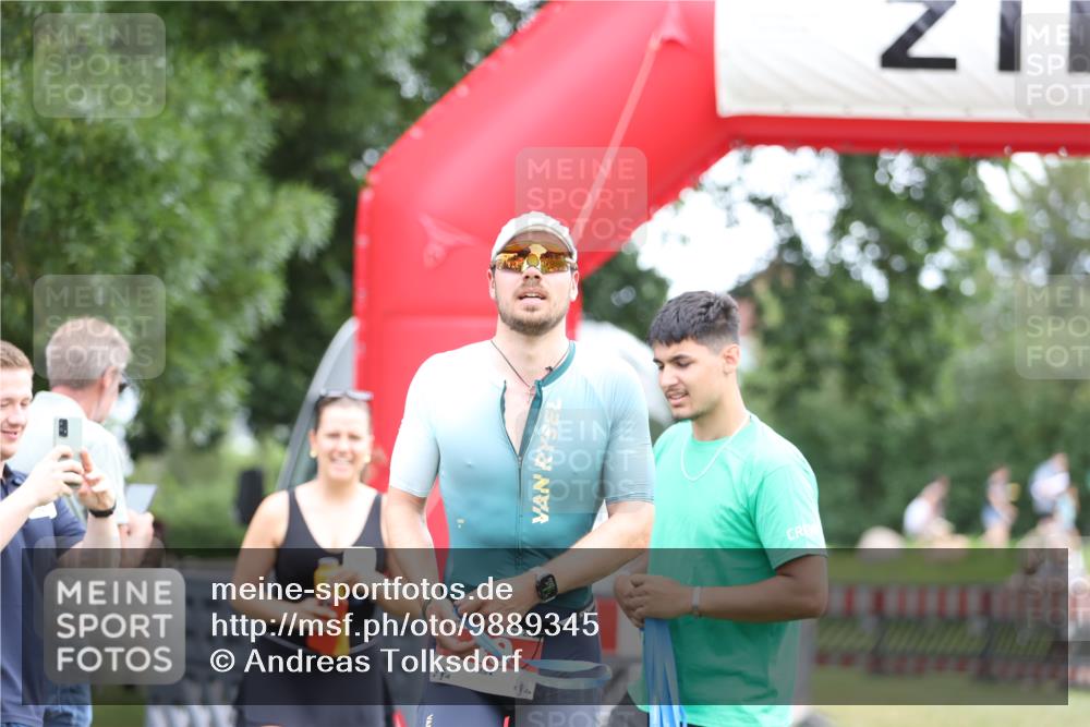 21.06.2026 - 29. Vierlanden-Triathlon Andreas Tolksdorf http://msf.ph/oto/9889345 21.06.2026 12:30:43 Ziel  meine-sportfotos.de