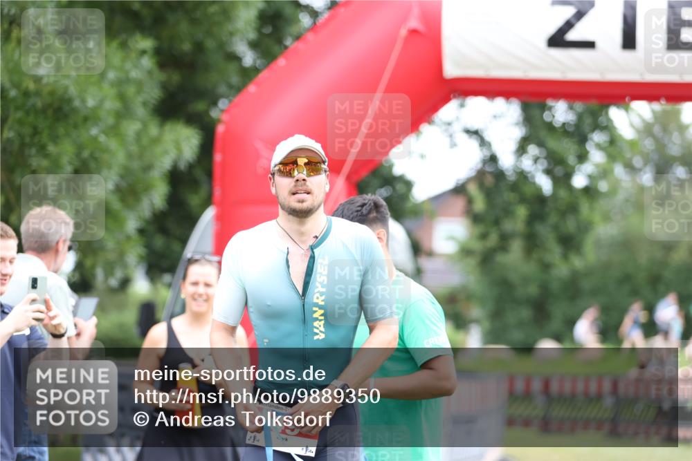 21.06.2026 - 29. Vierlanden-Triathlon Andreas Tolksdorf http://msf.ph/oto/9889350 21.06.2026 12:30:43 Ziel  meine-sportfotos.de