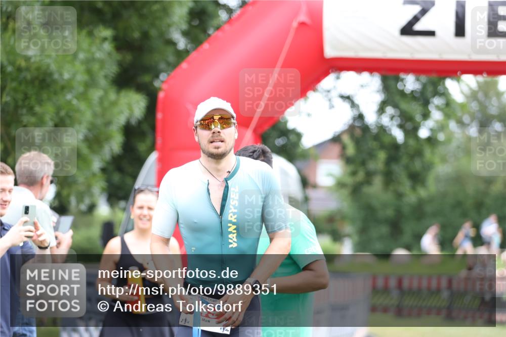21.06.2026 - 29. Vierlanden-Triathlon Andreas Tolksdorf http://msf.ph/oto/9889351 21.06.2026 12:30:43 Ziel  meine-sportfotos.de