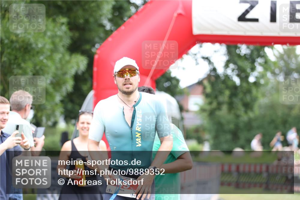 21.06.2026 - 29. Vierlanden-Triathlon Andreas Tolksdorf http://msf.ph/oto/9889352 21.06.2026 12:30:43 Ziel  meine-sportfotos.de