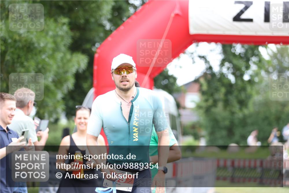21.06.2026 - 29. Vierlanden-Triathlon Andreas Tolksdorf http://msf.ph/oto/9889354 21.06.2026 12:30:43 Ziel  meine-sportfotos.de