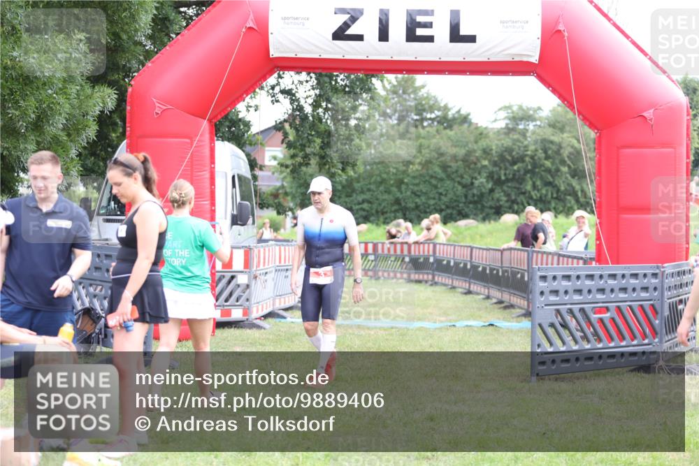 21.06.2026 - 29. Vierlanden-Triathlon Andreas Tolksdorf http://msf.ph/oto/9889406 21.06.2026 12:34:10 Ziel 3, 823, 3, 823 meine-sportfotos.de
