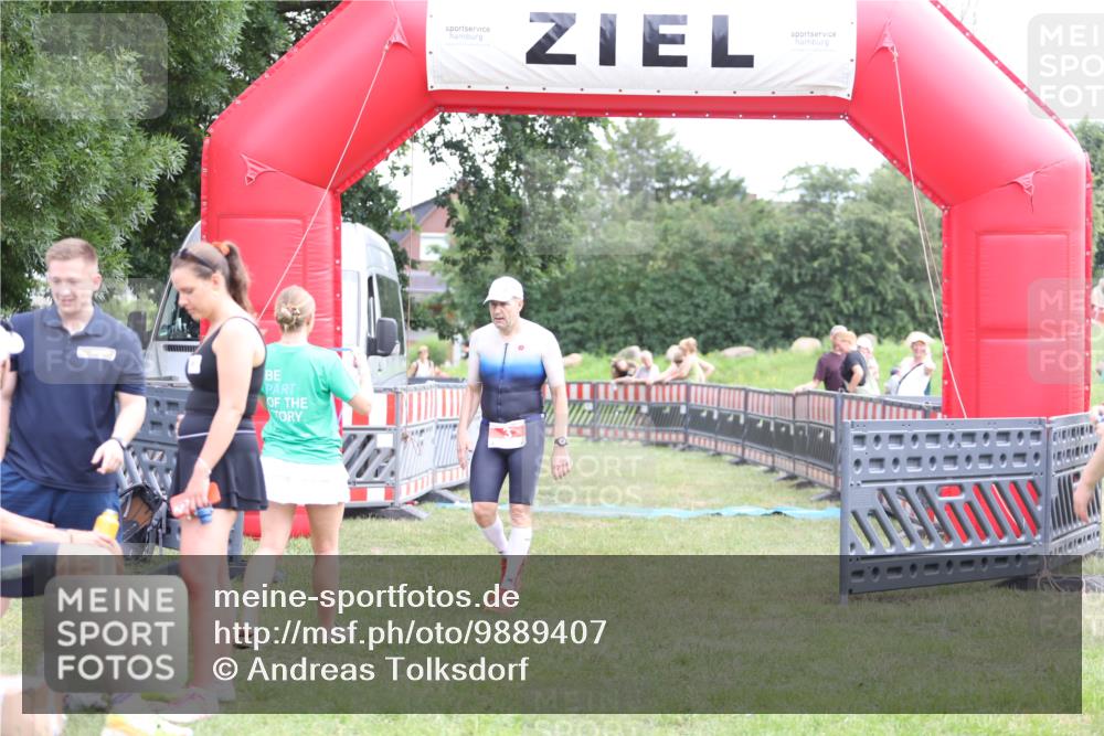21.06.2026 - 29. Vierlanden-Triathlon Andreas Tolksdorf http://msf.ph/oto/9889407 21.06.2026 12:34:10 Ziel 3, 823, 3, 823 meine-sportfotos.de