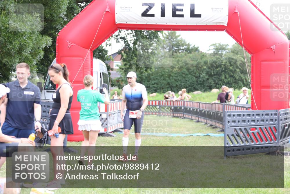 21.06.2026 - 29. Vierlanden-Triathlon Andreas Tolksdorf http://msf.ph/oto/9889412 21.06.2026 12:34:10 Ziel 3, 823, 3, 823 meine-sportfotos.de
