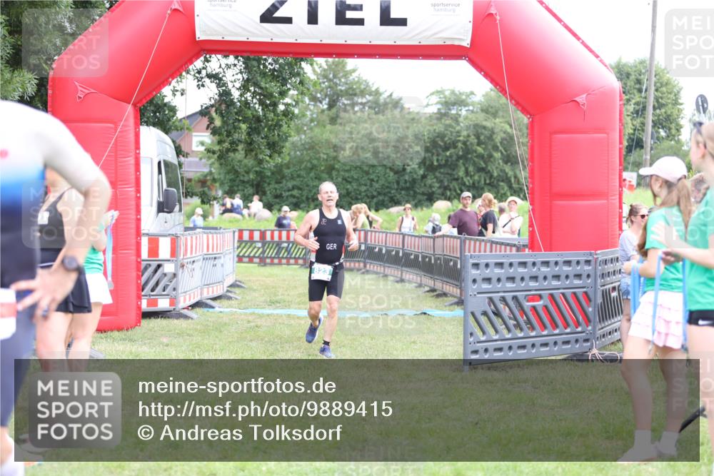 21.06.2026 - 29. Vierlanden-Triathlon Andreas Tolksdorf http://msf.ph/oto/9889415 21.06.2026 12:34:22 Ziel 823, 823 meine-sportfotos.de