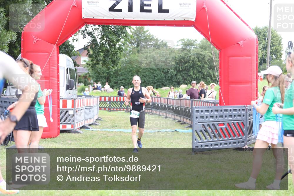 21.06.2026 - 29. Vierlanden-Triathlon Andreas Tolksdorf http://msf.ph/oto/9889421 21.06.2026 12:34:22 Ziel 823, 823 meine-sportfotos.de