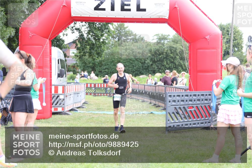 21.06.2026 - 29. Vierlanden-Triathlon Andreas Tolksdorf http://msf.ph/oto/9889425 21.06.2026 12:34:22 Ziel 823, 823 meine-sportfotos.de