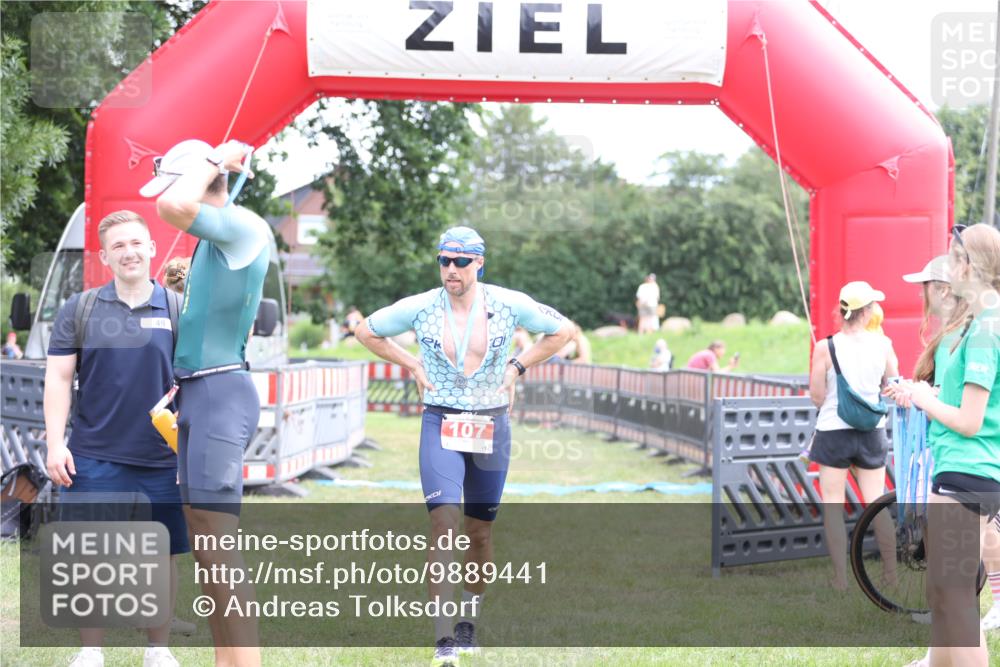 21.06.2026 - 29. Vierlanden-Triathlon Andreas Tolksdorf http://msf.ph/oto/9889441 21.06.2026 12:36:10 Ziel  meine-sportfotos.de