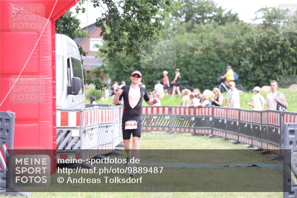 21.06.2026 - 29. Vierlanden-Triathlon Andreas Tolksdorf http://msf.ph/oto/9889487 21.06.2026 12:37:16 Ziel 77, 77 meine-sportfotos.de