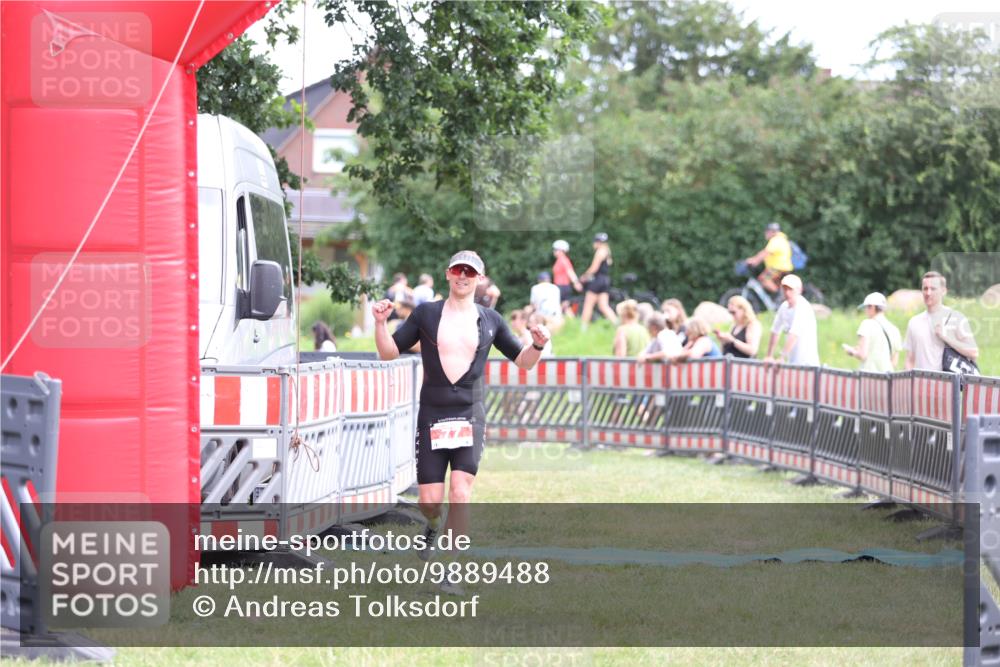 21.06.2026 - 29. Vierlanden-Triathlon Andreas Tolksdorf http://msf.ph/oto/9889488 21.06.2026 12:37:16 Ziel 77, 77 meine-sportfotos.de