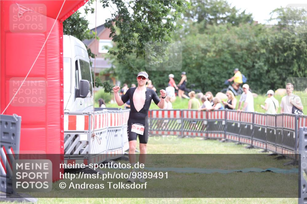 21.06.2026 - 29. Vierlanden-Triathlon Andreas Tolksdorf http://msf.ph/oto/9889491 21.06.2026 12:37:16 Ziel 77, 77 meine-sportfotos.de