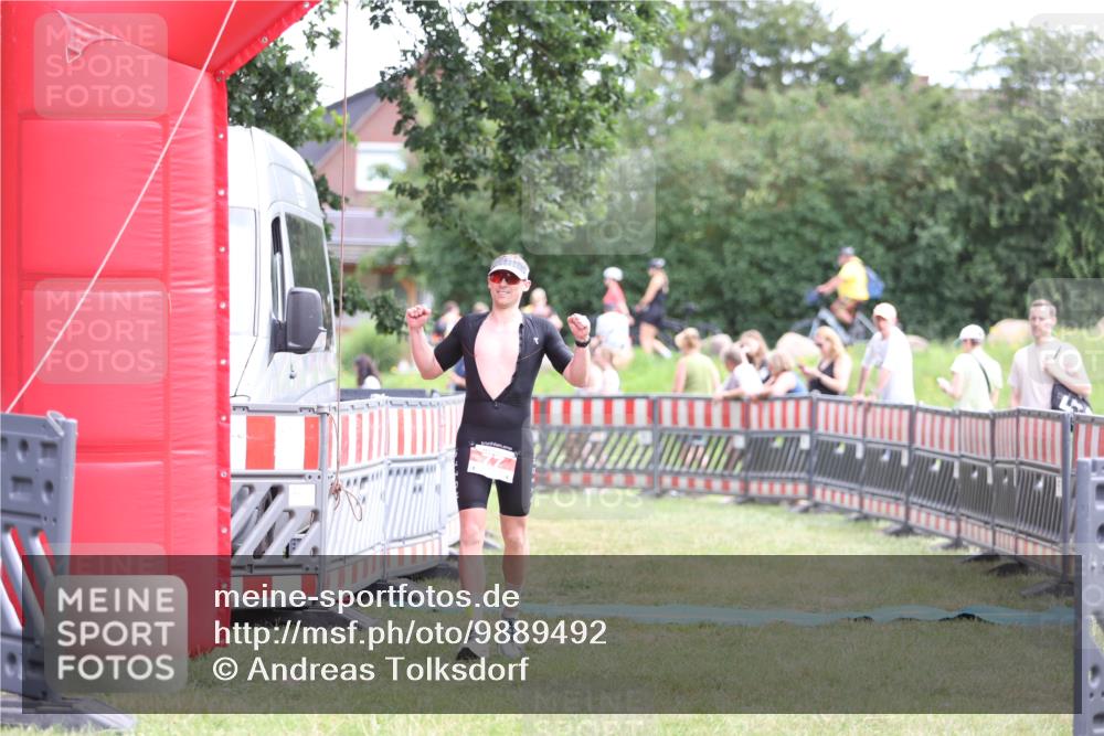 21.06.2026 - 29. Vierlanden-Triathlon Andreas Tolksdorf http://msf.ph/oto/9889492 21.06.2026 12:37:16 Ziel 77, 77 meine-sportfotos.de