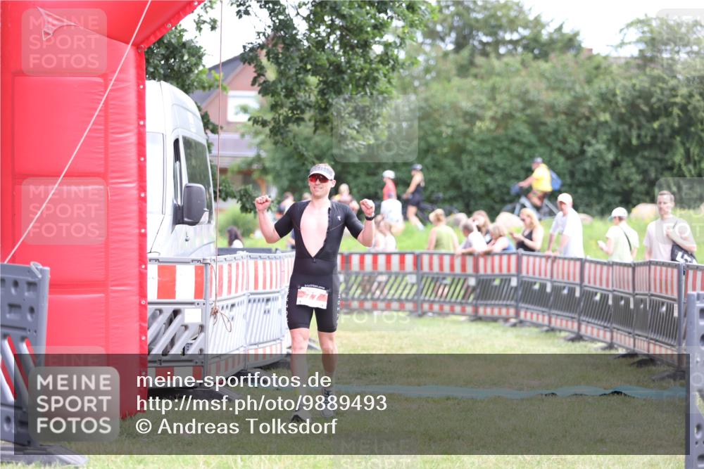 21.06.2026 - 29. Vierlanden-Triathlon Andreas Tolksdorf http://msf.ph/oto/9889493 21.06.2026 12:37:16 Ziel 77, 77 meine-sportfotos.de