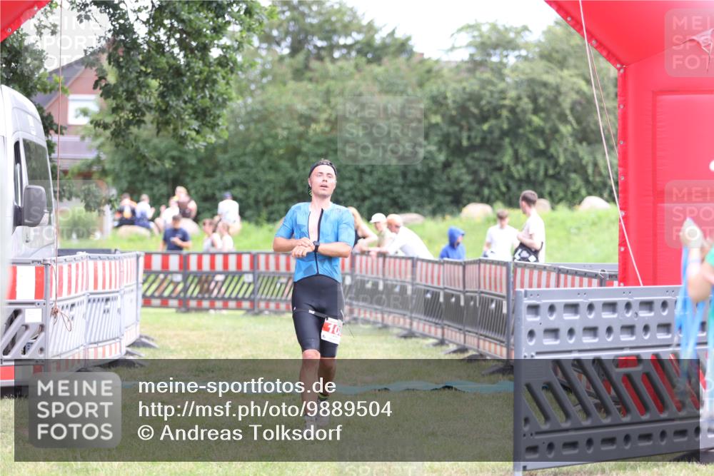 21.06.2026 - 29. Vierlanden-Triathlon Andreas Tolksdorf http://msf.ph/oto/9889504 21.06.2026 12:37:38 Ziel 108, 108 meine-sportfotos.de