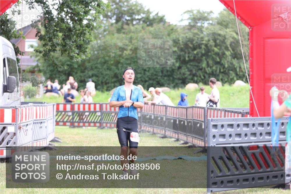 21.06.2026 - 29. Vierlanden-Triathlon Andreas Tolksdorf http://msf.ph/oto/9889506 21.06.2026 12:37:38 Ziel 108, 108 meine-sportfotos.de