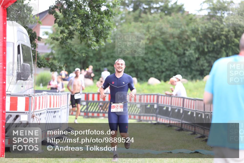 21.06.2026 - 29. Vierlanden-Triathlon Andreas Tolksdorf http://msf.ph/oto/9889524 21.06.2026 12:38:46 Ziel 24, 1355, 24, 1355 meine-sportfotos.de