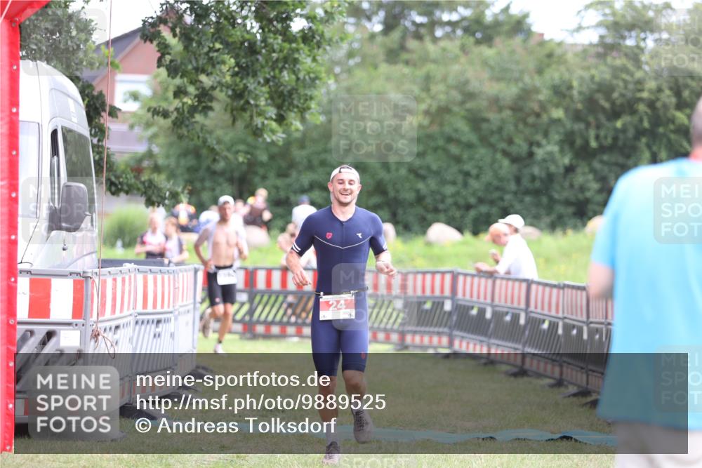 21.06.2026 - 29. Vierlanden-Triathlon Andreas Tolksdorf http://msf.ph/oto/9889525 21.06.2026 12:38:46 Ziel 24, 1355, 24, 1355 meine-sportfotos.de