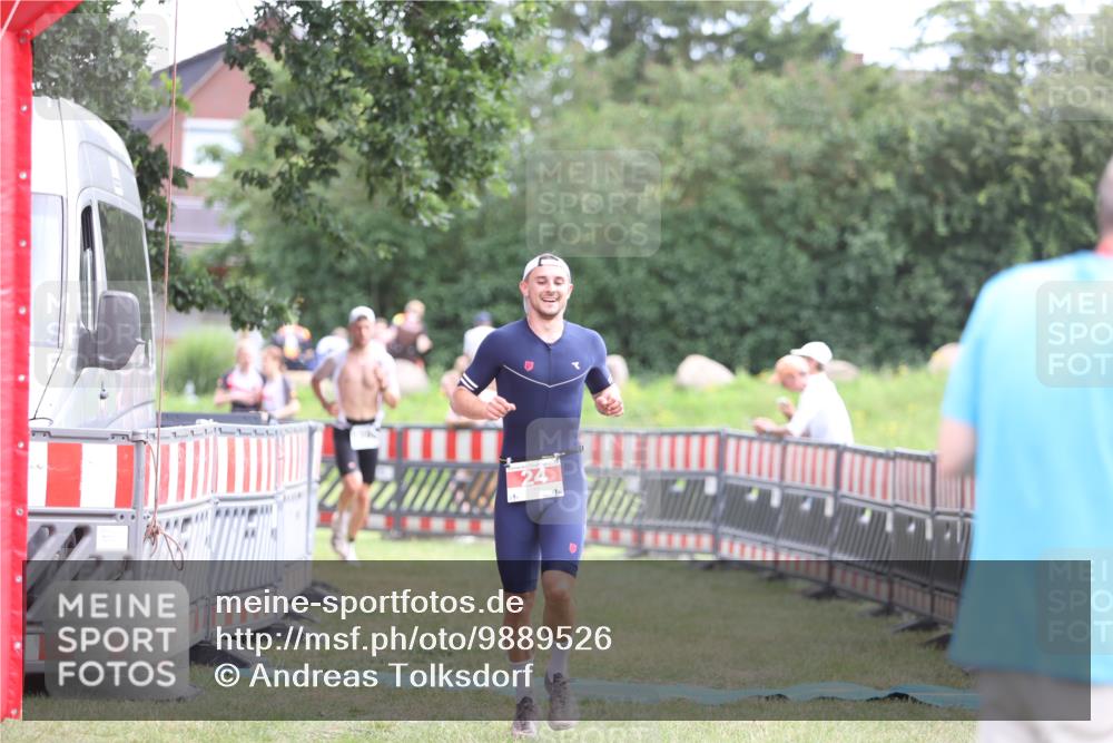 21.06.2026 - 29. Vierlanden-Triathlon Andreas Tolksdorf http://msf.ph/oto/9889526 21.06.2026 12:38:46 Ziel 24, 1355, 24, 1355 meine-sportfotos.de