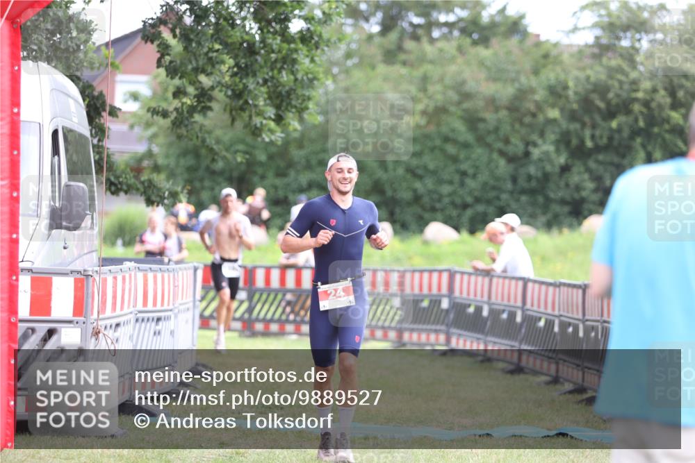 21.06.2026 - 29. Vierlanden-Triathlon Andreas Tolksdorf http://msf.ph/oto/9889527 21.06.2026 12:38:46 Ziel 24, 1355, 24, 1355 meine-sportfotos.de