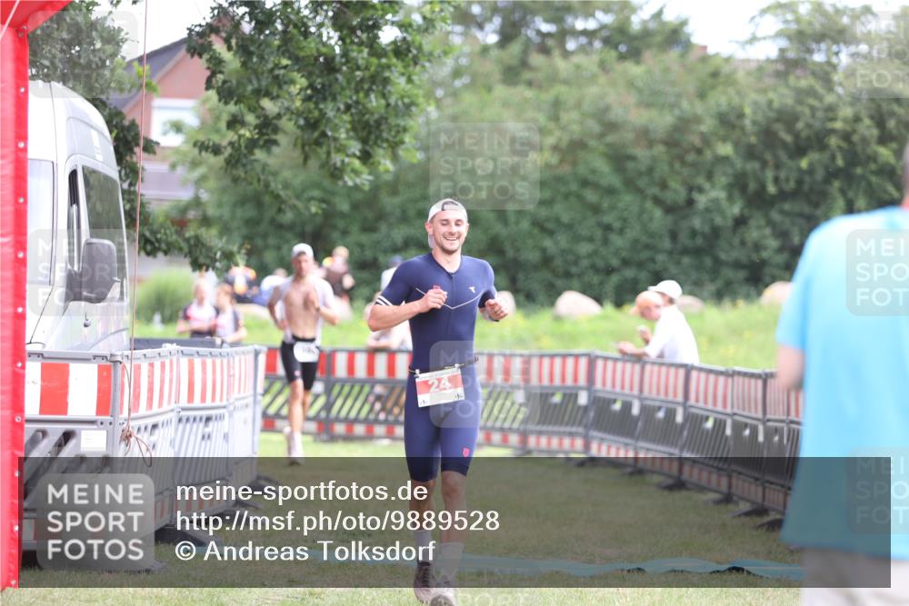 21.06.2026 - 29. Vierlanden-Triathlon Andreas Tolksdorf http://msf.ph/oto/9889528 21.06.2026 12:38:46 Ziel 24, 1355, 24, 1355 meine-sportfotos.de