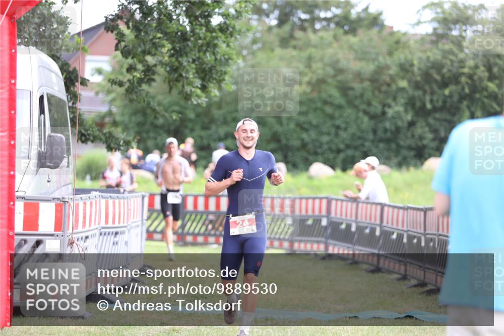 21.06.2026 - 29. Vierlanden-Triathlon Andreas Tolksdorf http://msf.ph/oto/9889530 21.06.2026 12:38:46 Ziel 24, 1355, 24, 1355 meine-sportfotos.de