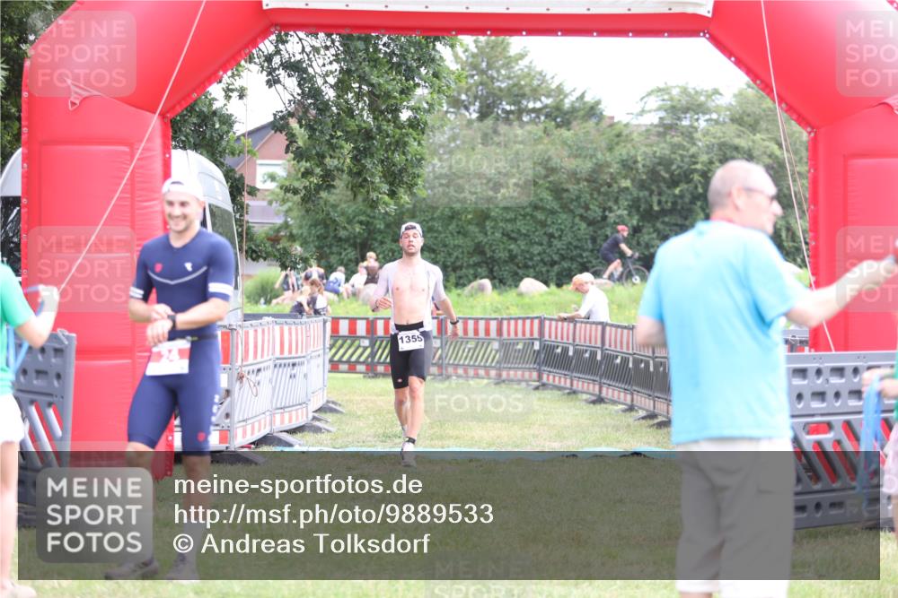21.06.2026 - 29. Vierlanden-Triathlon Andreas Tolksdorf http://msf.ph/oto/9889533 21.06.2026 12:38:51 Ziel 24, 1355, 24, 1355 meine-sportfotos.de