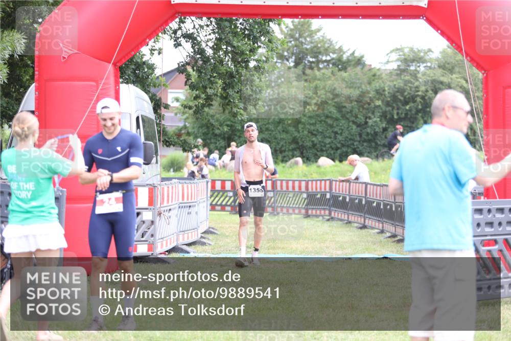 21.06.2026 - 29. Vierlanden-Triathlon Andreas Tolksdorf http://msf.ph/oto/9889541 21.06.2026 12:38:51 Ziel 24, 1355, 24, 1355 meine-sportfotos.de