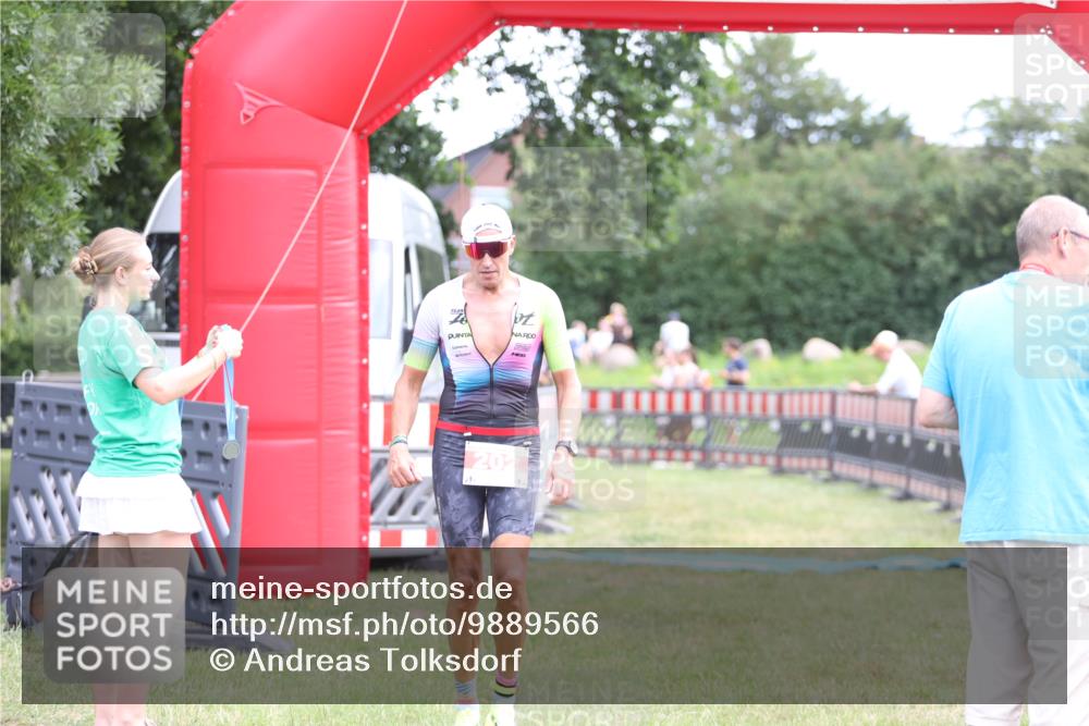 21.06.2026 - 29. Vierlanden-Triathlon Andreas Tolksdorf http://msf.ph/oto/9889566 21.06.2026 12:39:26 Ziel 16, 202, 16, 202 meine-sportfotos.de