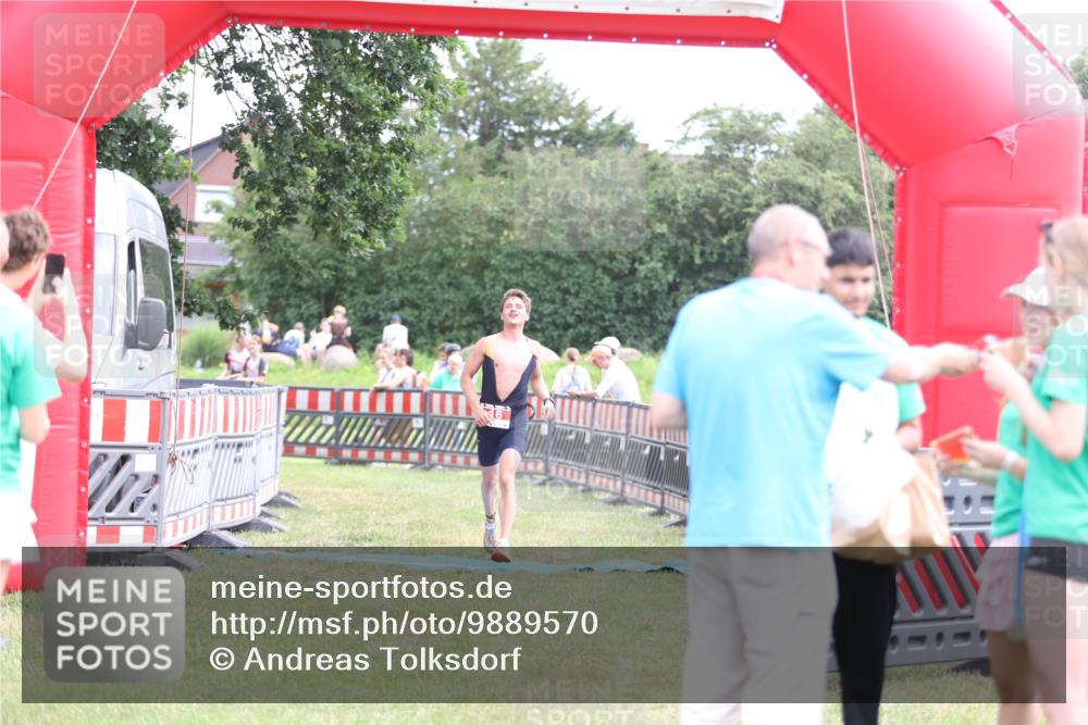 21.06.2026 - 29. Vierlanden-Triathlon Andreas Tolksdorf http://msf.ph/oto/9889570 21.06.2026 12:39:33 Ziel 16, 16 meine-sportfotos.de