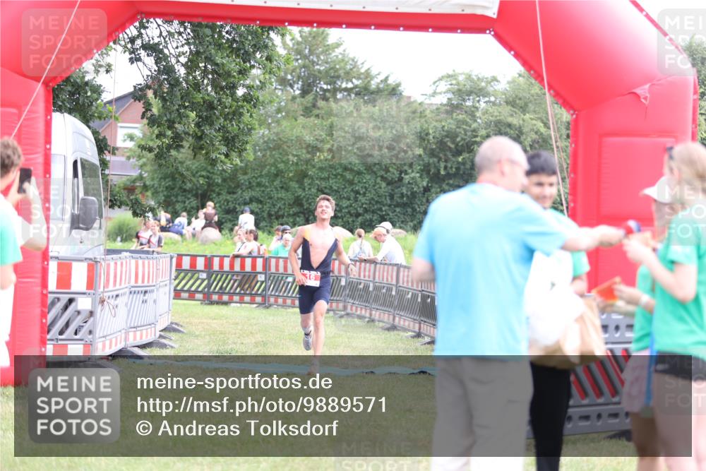 21.06.2026 - 29. Vierlanden-Triathlon Andreas Tolksdorf http://msf.ph/oto/9889571 21.06.2026 12:39:33 Ziel 16, 16 meine-sportfotos.de