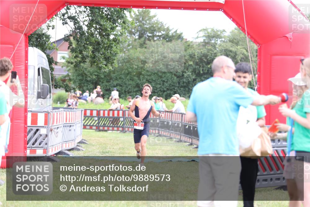 21.06.2026 - 29. Vierlanden-Triathlon Andreas Tolksdorf http://msf.ph/oto/9889573 21.06.2026 12:39:34 Ziel 16, 16 meine-sportfotos.de