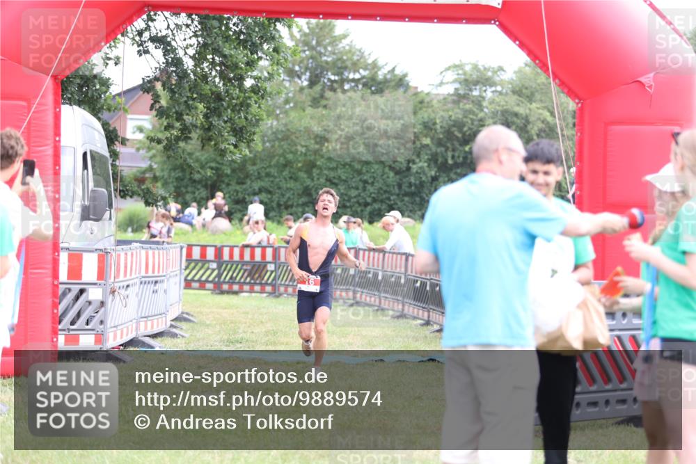 21.06.2026 - 29. Vierlanden-Triathlon Andreas Tolksdorf http://msf.ph/oto/9889574 21.06.2026 12:39:34 Ziel 16, 16 meine-sportfotos.de