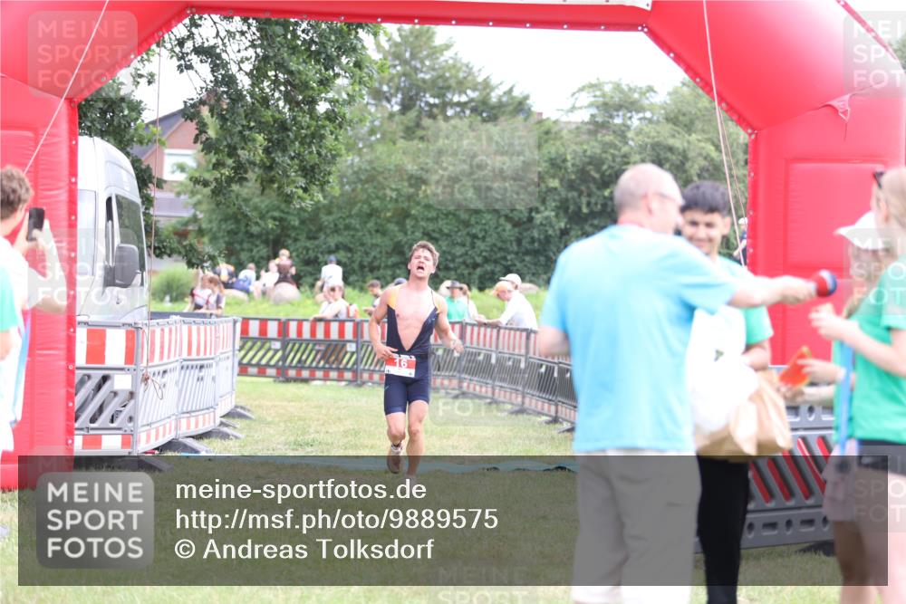 21.06.2026 - 29. Vierlanden-Triathlon Andreas Tolksdorf http://msf.ph/oto/9889575 21.06.2026 12:39:34 Ziel 16, 16 meine-sportfotos.de