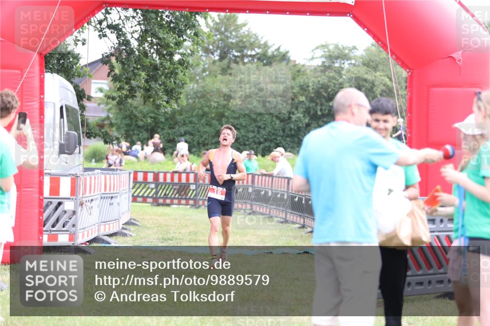 21.06.2026 - 29. Vierlanden-Triathlon Andreas Tolksdorf http://msf.ph/oto/9889579 21.06.2026 12:39:34 Ziel 16, 16 meine-sportfotos.de