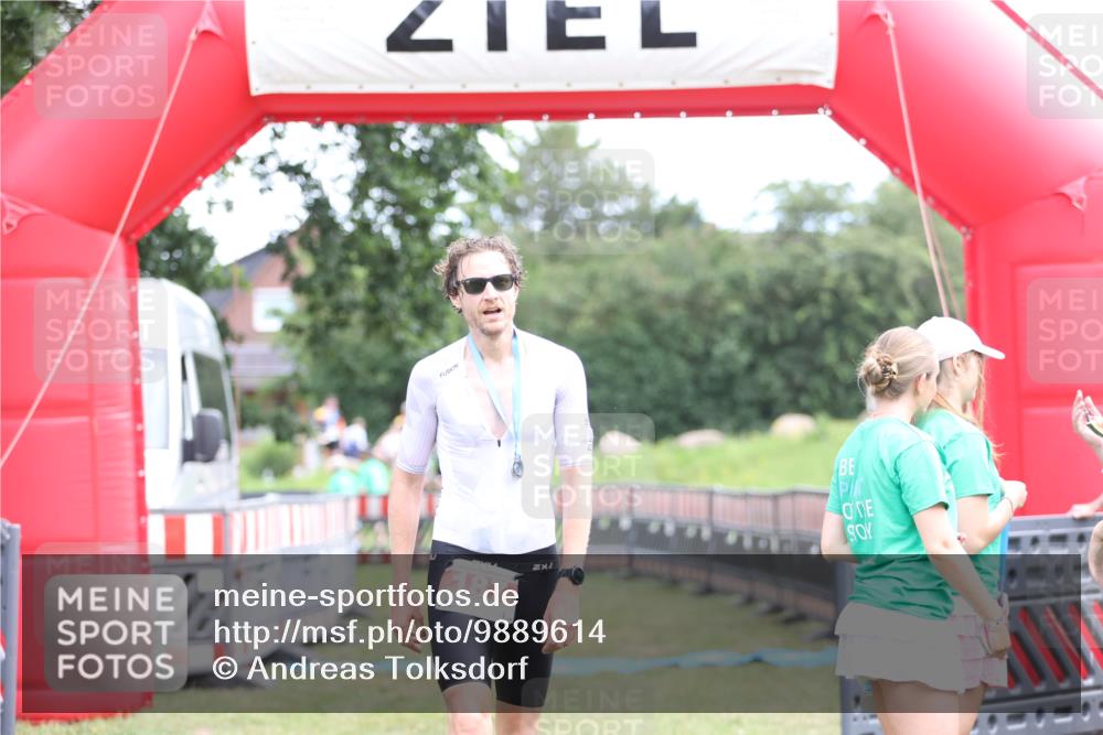 21.06.2026 - 29. Vierlanden-Triathlon Andreas Tolksdorf http://msf.ph/oto/9889614 21.06.2026 12:43:51 Ziel  meine-sportfotos.de