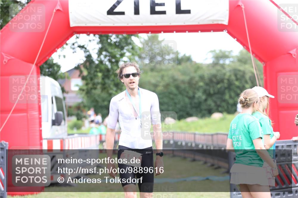 21.06.2026 - 29. Vierlanden-Triathlon Andreas Tolksdorf http://msf.ph/oto/9889616 21.06.2026 12:43:51 Ziel  meine-sportfotos.de