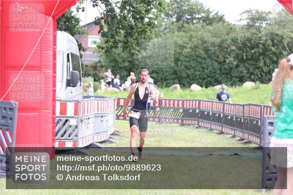 21.06.2026 - 29. Vierlanden-Triathlon Andreas Tolksdorf http://msf.ph/oto/9889623 21.06.2026 12:44:16 Ziel 118, 819, 118, 819 meine-sportfotos.de
