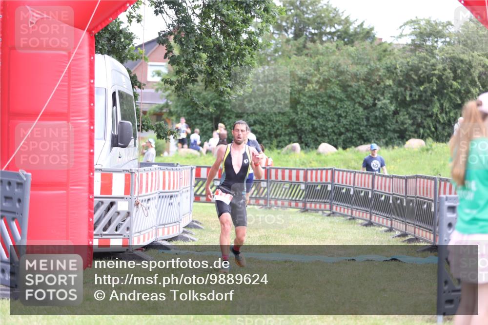 21.06.2026 - 29. Vierlanden-Triathlon Andreas Tolksdorf http://msf.ph/oto/9889624 21.06.2026 12:44:16 Ziel 118, 819, 118, 819 meine-sportfotos.de