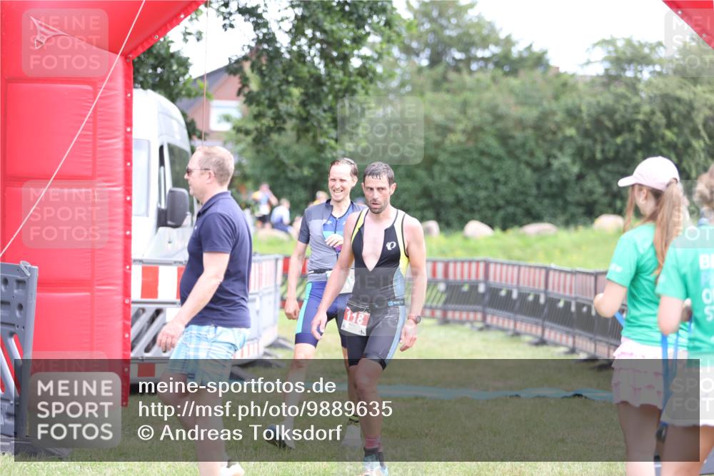 21.06.2026 - 29. Vierlanden-Triathlon Andreas Tolksdorf http://msf.ph/oto/9889635 21.06.2026 12:44:20 Ziel 118, 819, 118, 819 meine-sportfotos.de