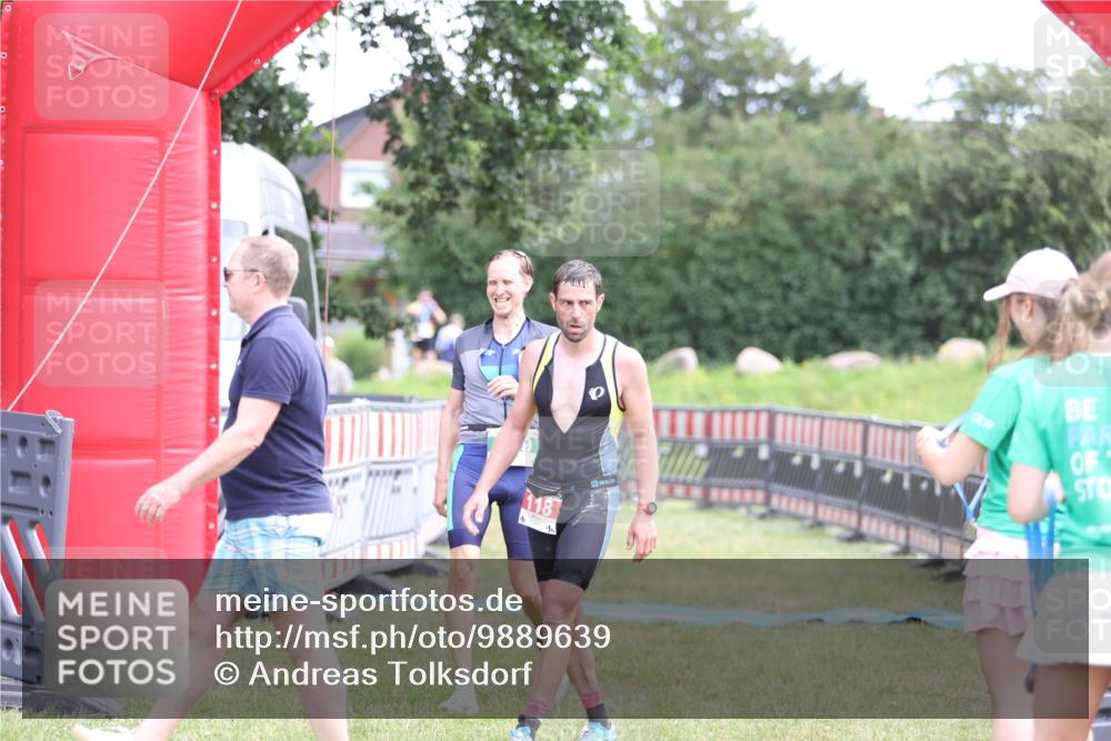 21.06.2026 - 29. Vierlanden-Triathlon Andreas Tolksdorf http://msf.ph/oto/9889639 21.06.2026 12:44:21 Ziel 819, 819 meine-sportfotos.de