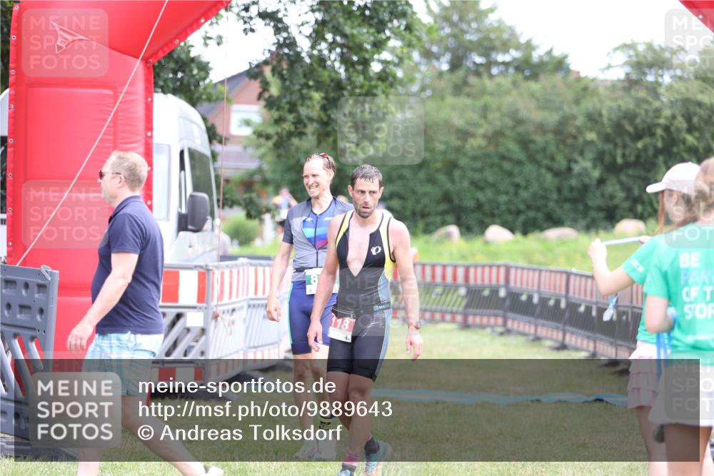 21.06.2026 - 29. Vierlanden-Triathlon Andreas Tolksdorf http://msf.ph/oto/9889643 21.06.2026 12:44:21 Ziel 819, 819 meine-sportfotos.de