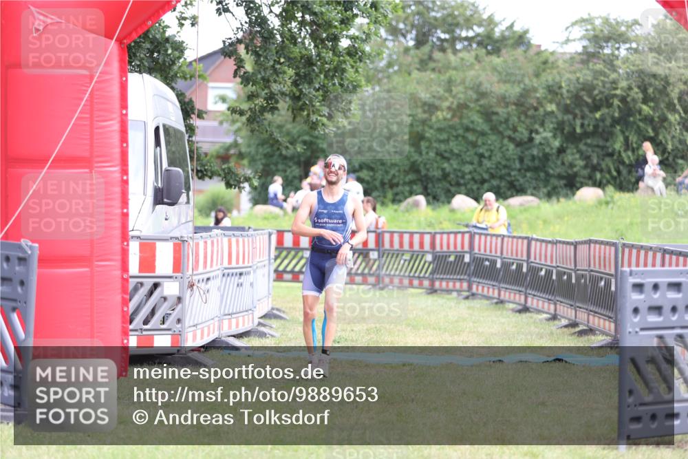 21.06.2026 - 29. Vierlanden-Triathlon Andreas Tolksdorf http://msf.ph/oto/9889653 21.06.2026 12:44:37 Ziel 667, 667 meine-sportfotos.de