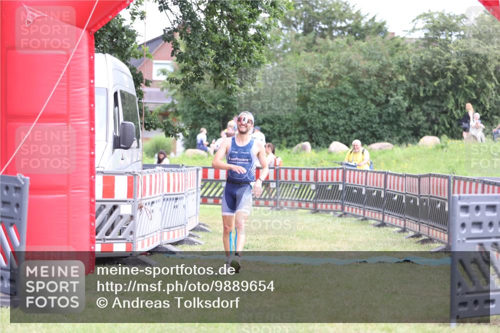 21.06.2026 - 29. Vierlanden-Triathlon Andreas Tolksdorf http://msf.ph/oto/9889654 21.06.2026 12:44:37 Ziel 667, 667 meine-sportfotos.de