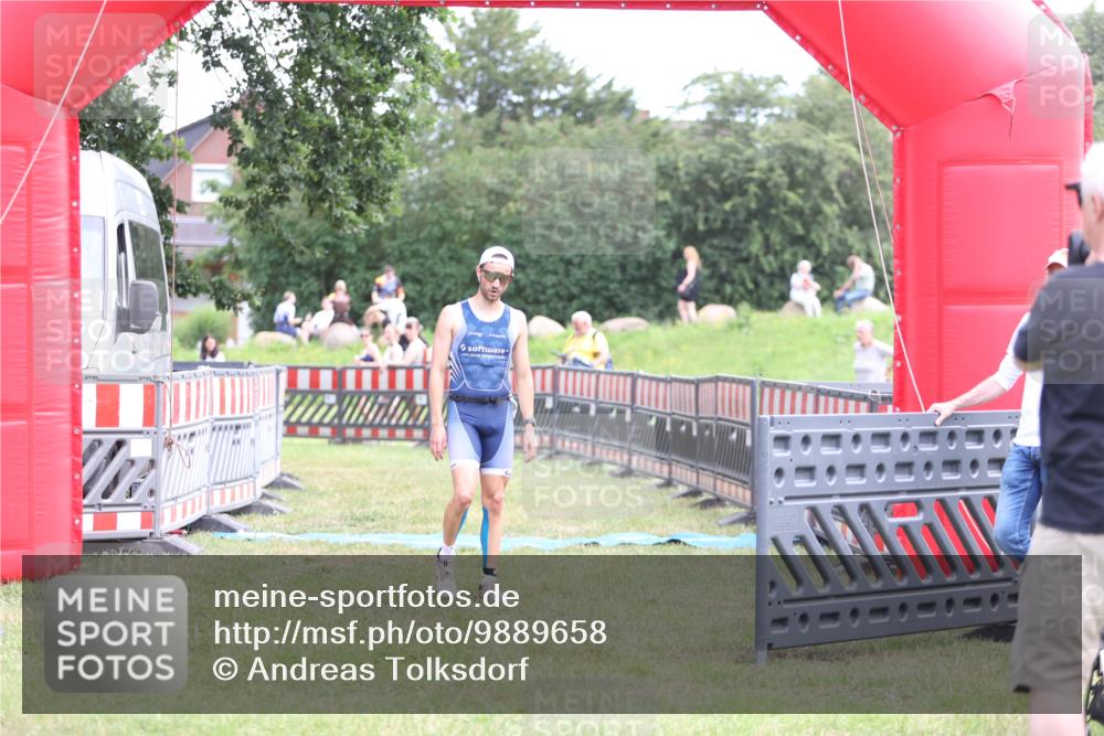 21.06.2026 - 29. Vierlanden-Triathlon Andreas Tolksdorf http://msf.ph/oto/9889658 21.06.2026 12:44:39 Ziel 667, 667 meine-sportfotos.de