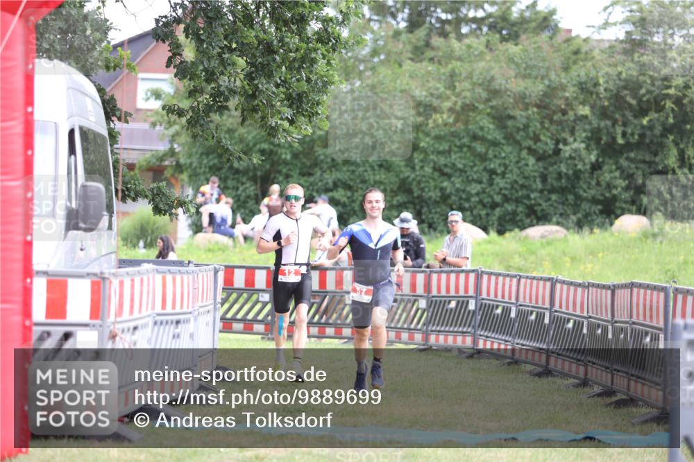 21.06.2026 - 29. Vierlanden-Triathlon Andreas Tolksdorf http://msf.ph/oto/9889699 21.06.2026 12:46:25 Ziel 12, 57, 12, 57 meine-sportfotos.de