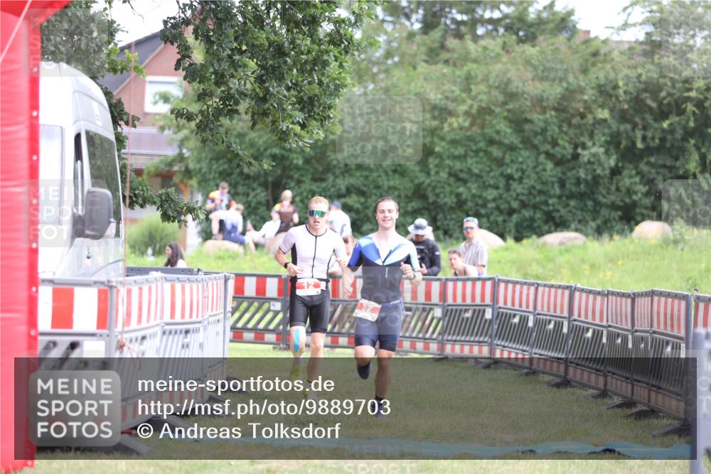 21.06.2026 - 29. Vierlanden-Triathlon Andreas Tolksdorf http://msf.ph/oto/9889703 21.06.2026 12:46:25 Ziel 12, 57, 12, 57 meine-sportfotos.de