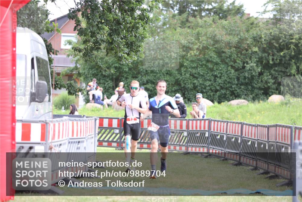 21.06.2026 - 29. Vierlanden-Triathlon Andreas Tolksdorf http://msf.ph/oto/9889704 21.06.2026 12:46:25 Ziel 12, 57, 12, 57 meine-sportfotos.de