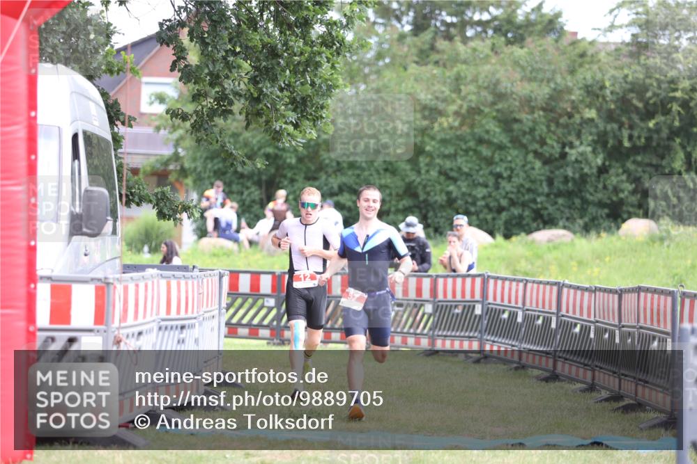 21.06.2026 - 29. Vierlanden-Triathlon Andreas Tolksdorf http://msf.ph/oto/9889705 21.06.2026 12:46:25 Ziel 12, 57, 12, 57 meine-sportfotos.de
