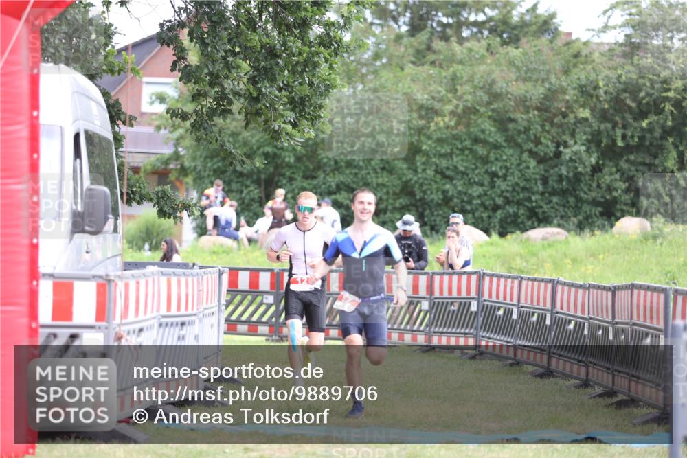 21.06.2026 - 29. Vierlanden-Triathlon Andreas Tolksdorf http://msf.ph/oto/9889706 21.06.2026 12:46:25 Ziel 12, 57, 12, 57 meine-sportfotos.de