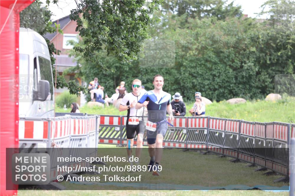 21.06.2026 - 29. Vierlanden-Triathlon Andreas Tolksdorf http://msf.ph/oto/9889709 21.06.2026 12:46:25 Ziel 12, 57, 12, 57 meine-sportfotos.de